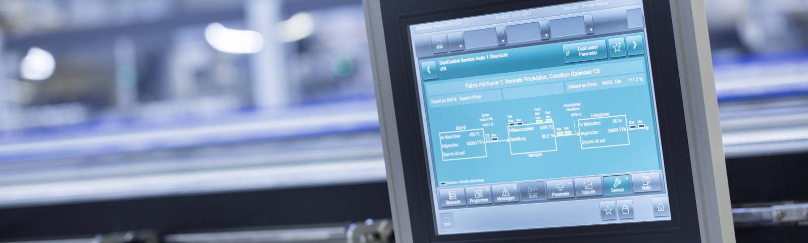 Ein Bildschirm zeigt eine technische Benutzeroberfläche mit Produktionsinformationen und Maschinenparametern an.
