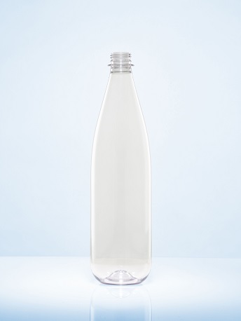 Das Bild zeigt eine transparente PET-Mehrwegflasche ohne Etikett, die vor einem hellen Hintergrund steht und nachhaltiges Behälterdesign repräsentiert..